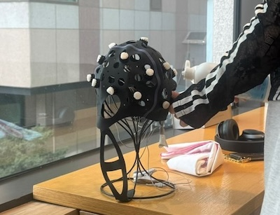 이런걸 머리에 쓰고 뇌파를 검사한다.